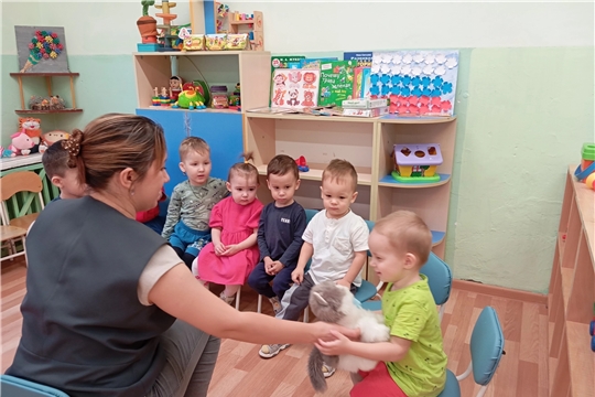 Котик Жалейка в гостях с Ежонком у ребят адаптационной группы.