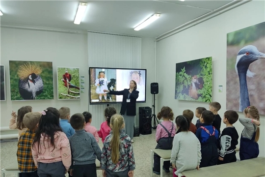 Ребята старших групп изучают культурное наследие нашей страны, посещая выставки картин  в КВЦ "РАДУГА" .