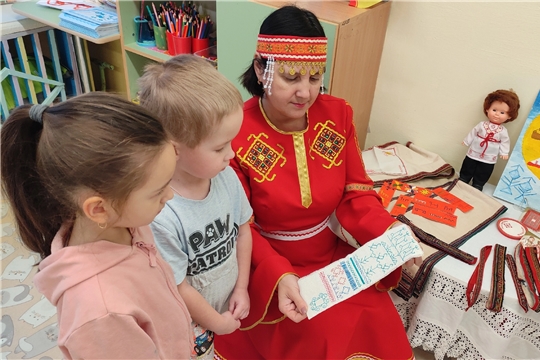 В средней группе прошел познавательный час «Узор моего народа»,в рамках марафона «В краю ста тысяч вышивок».