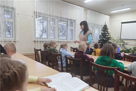 Экскурсия в детскую библиотеку имени Сухомлинского. Знакомство с произведениями о зиме.