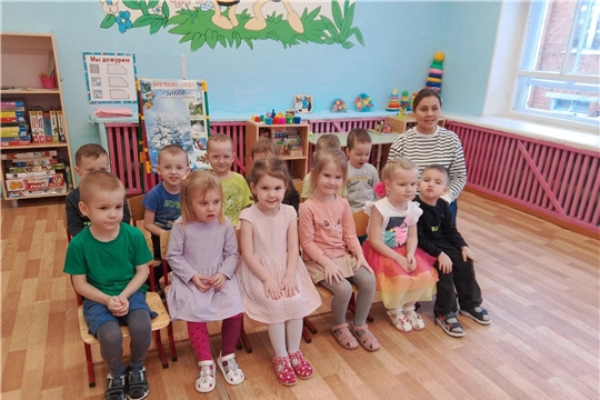 Ребята приготовили для малышей сказку "Заюшкина избушка",