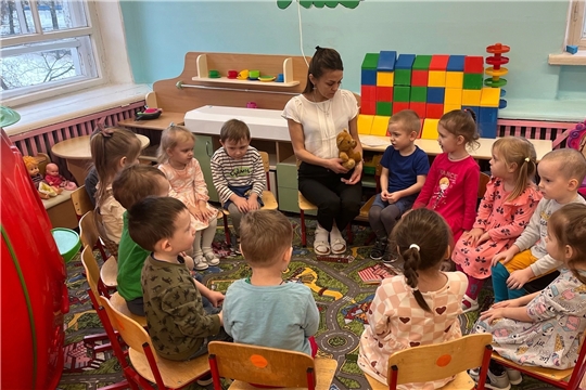 Мишка-топтыжка в гостях у ребят группы "Солнышко".