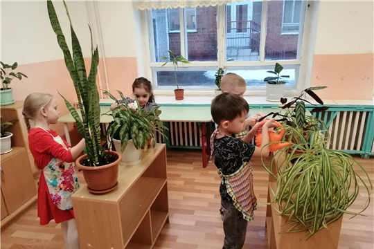 Дети группы "Лесная сказка" посетили Экологический уголок ДОУ.