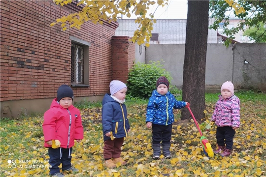 Мы по саду гуляли
