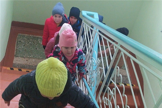 Как правильно вести себя на лестнице