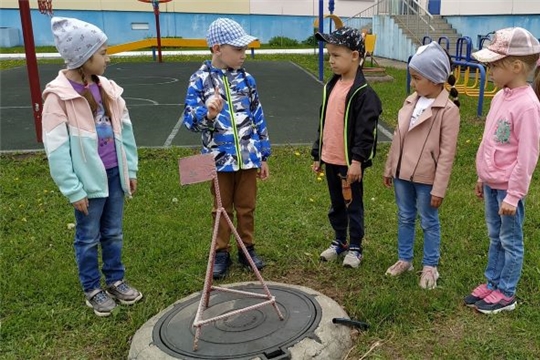 Осторожно-  на дороге люк!