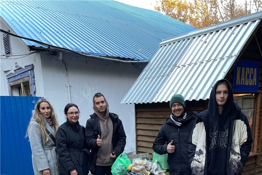 Подарки зоопарку передали активисты фабрик "Пике" и "Лента"