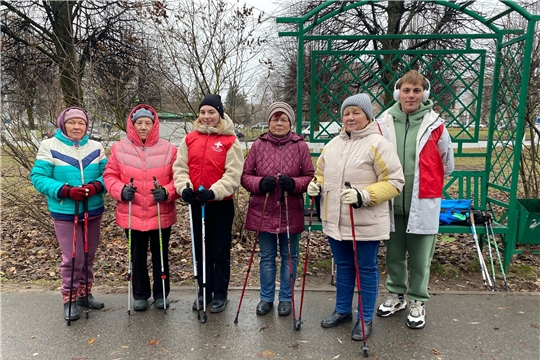В Ельниковской роще прошел мастер-класс по скандинавской ходьбе