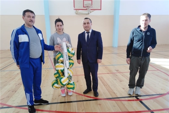 Юным волейболисткам Янтиковского района вручили волейбольные мячи