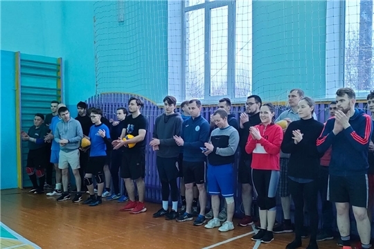 07 января 2022 года в рамках декады спорта и здоровья в с. Трехизб-Шемурша в спортзале начальной школы идет турнир по волейболу