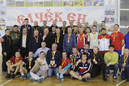 В спортзале ФОК "Улап" состоялся турнир по волейболу памяти заслуженного работника физической культуры и спорта Чувашской Республики В.Г. Албутова
