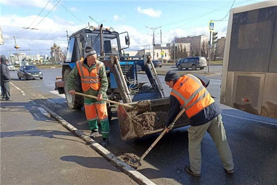В Чебоксарах за неделю с дорог вывезено более 4 тысяч тонн песка и грунта