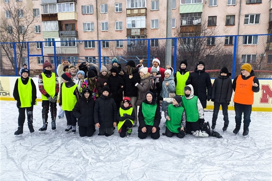 27.12.24 на хоккейной коробке по улице Афанасьева прошла эстафета среди дворовых команд. Инструктора по спорту- Капитонов Д.И. и Александров В.А.