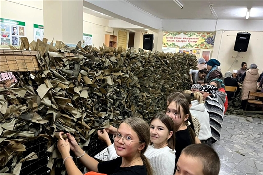 Шыгырданцы участвуют в плетении маскировочных сеток