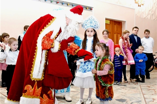 Новогодние елки для детей из малообеспеченных семей и детей с ОВЗ