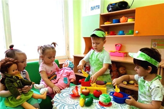 Кукла Маша обедает