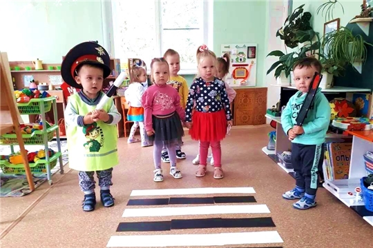 Малыши осваивают первые правила поведения на дороге