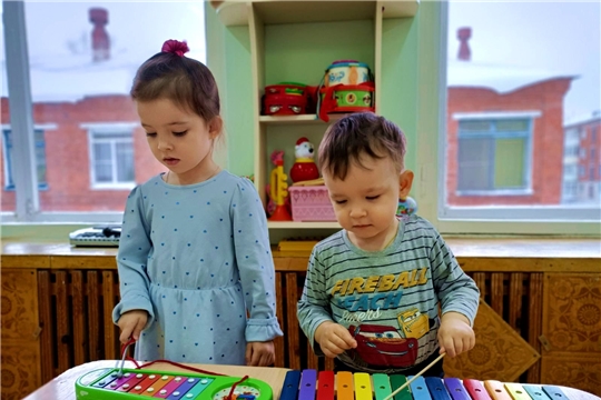 Малыши знакомятся с музыкальными инструментами