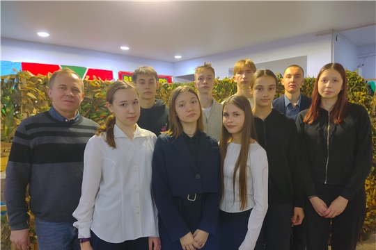 В мастерской по плетению маскировочных сетей