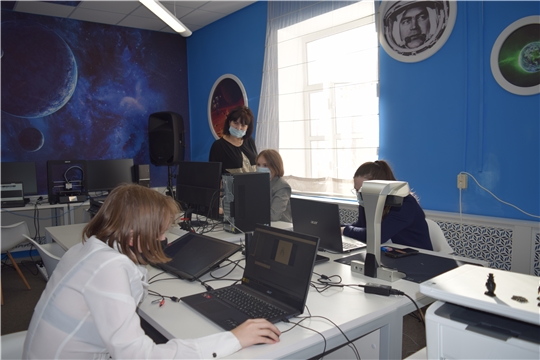 Старшая группа МедиаLAB лаборатории создали своими руками поздравительные открытки для дорогих мам и бабушек