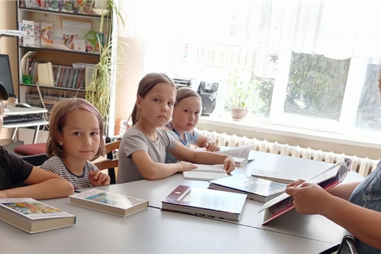 Обзор книжных новинок «Девчонки и мальчишки, читайте летом - эти книжки» в Шоршелской библиотеке