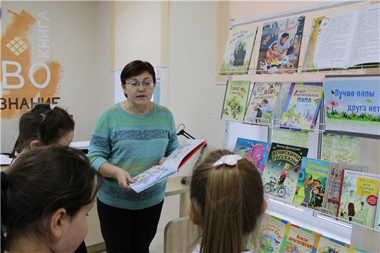 Книжная выставка-комплимент «Лучше папы - друга нет» функционирует в Детской библиотеке