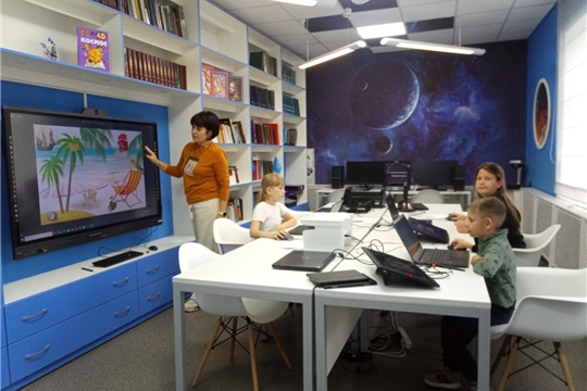 На занятии кружка "МедиаLab" лаборатории ребята создавали открытки в программе Photoshop.