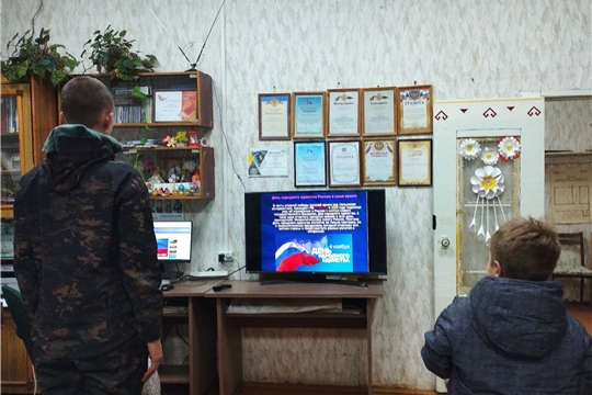 В Аксаринской сельской библиотеке прошел обзор книжной выставки «В единстве народа - будущее России»