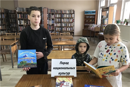 Тематическая выставка «Парад национальных культур» в Приволжской городской библиотеке