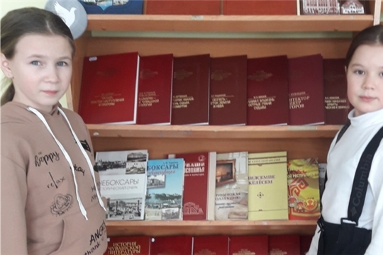 В Акрамовской сельской библиотеке оформлена книжная выставка «Чăваш халăхĕн мухтавлă ҫыннисем».