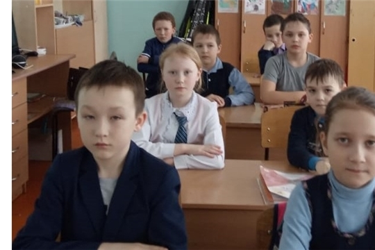 Патриотический час «Держава армией крепка» в Чуманкасинской сельской библиотеке