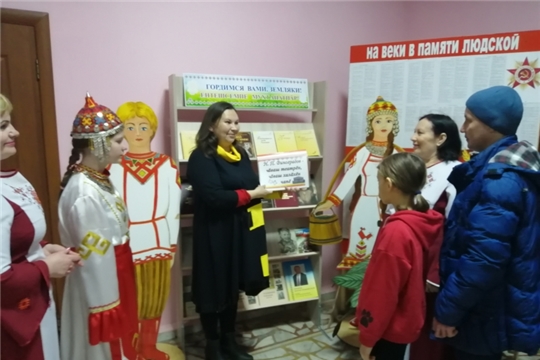Шатьмапосинская сельская библиотека в рамках районного конкурс-фестиваля «Чечеклен, юратнă Муркаш ен!» провела обзор книжной выставки «Гордимся вами, земляки! = Ентешсемпе мухтанатпăр!»