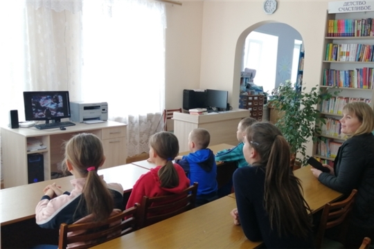 В рамках Всероссийского проекта «Культура. РФ детям» и Недели детской и юношеской книги 1 апреля 2022 года в Шатьмапосинской сельской библиотеке состоялся показ сказки «Марья-искусница».