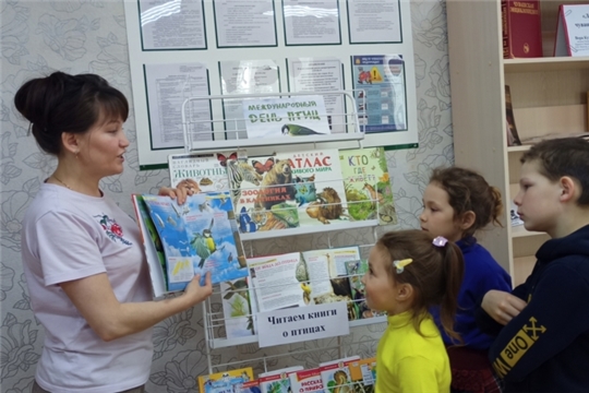 Юськасинская библиотека представила читателям книжную выставку «Крылатые соседи, пернатые друзья»