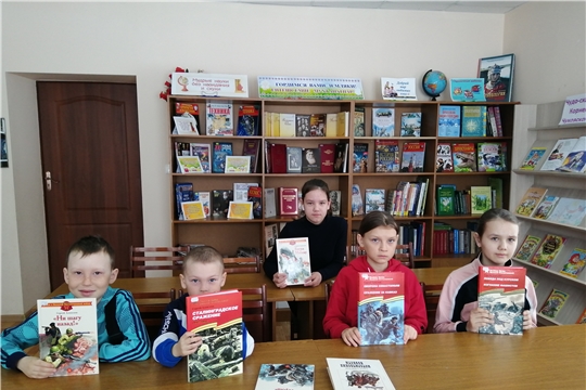  В рамках дня чтения "Творец истории" ко дню рождения С. Алексеева в Шатьмапосинской сельской библиотеке проведен литературный час «О прошлом память возвращая…»