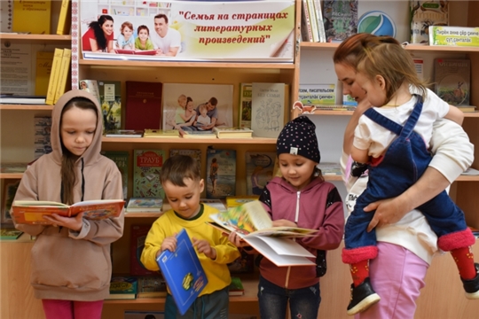Книжная выставка «Семья на страницах литературных произведений» в Кашмашской сельской библиотеке
