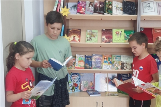 Большекарачкинской сельской библиотеке оформлена книжная выставка-рекомендация «Лето у книжной полки»