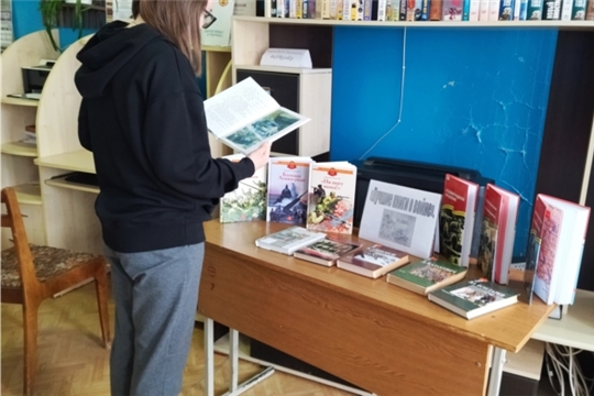 Обзор книжной выставки «Лучшие книги о войне» в Юнгинской сельской библиотеке