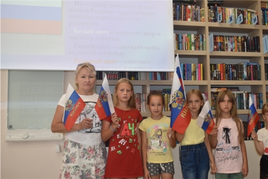 Библиодемонстрация "Флаг моей Отчизны" в Большесундырской библиотеке