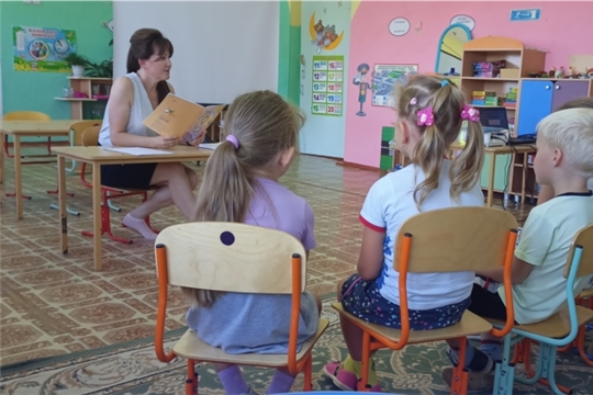 Воспитанники «Детского сада №11 «Василек» приняли участие в литературном чтении по книге Юрия Семендера «Параппанлă Митраппан» в Юськасинской сельской библиотеке