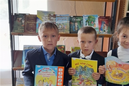 Книжная выставка "Первый звонок!" к Всемирному дню Знаний