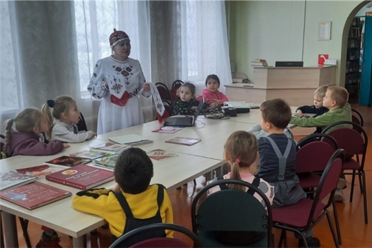 Час краеведения «Илемлĕ чăваш тĕрри» в Кадикасинской сельской библиотеке
