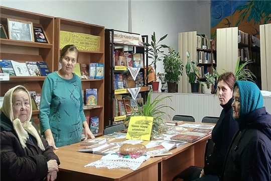 Тематическая выставка ко Дню чувашской вышивки «Чăваш тĕрри ытамĕнче» в Шешкарской сельской библиотеке