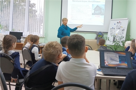 Патриотический час «Героями не рождаются, героями становятся!» в Ярославской сельской библиотеке