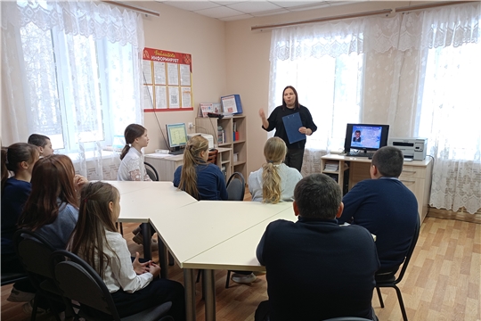 Патриотический час «Героями не рождаются, героями становятся» в Шатьмапосинской сельской библиотеке