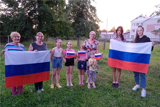 В Большеатменской сельской библиотеке провели патриотический час «Флаг России-триколор»