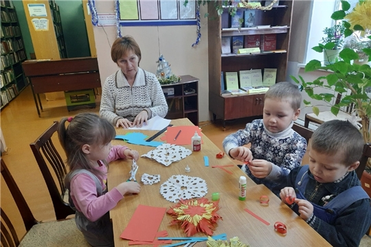 Творческий час «В гостях у елочки – очень умелые ручки»