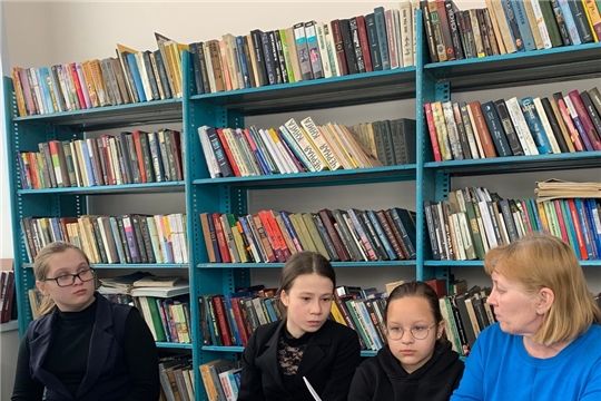 Тематический час «8 марта - день радости и красоты» в Большеатменской сельской библиотеке