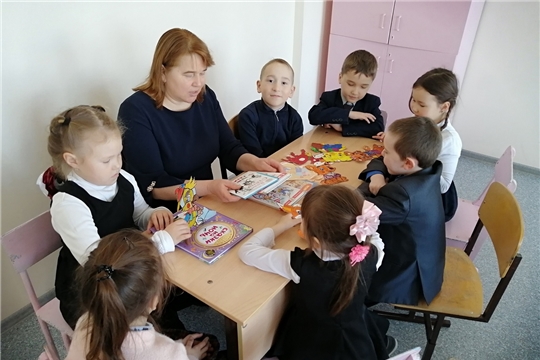 Минутка радостного чтения "В стране веселого детства" в Питеркинской сельской библиотеке