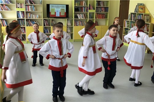 Литературно-музыкальный час «Ялан янра, чăваш чĕлхи! Всегда звени, язык чувашский!» в отделе по работе с детьми